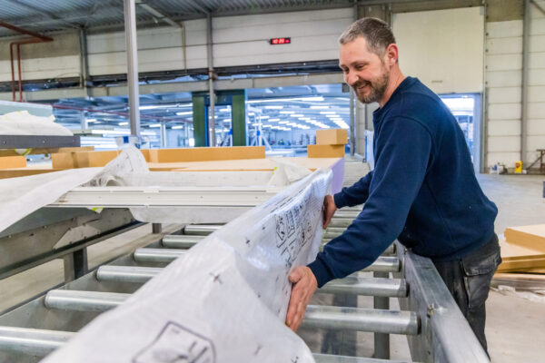 worker beSteel at production - working