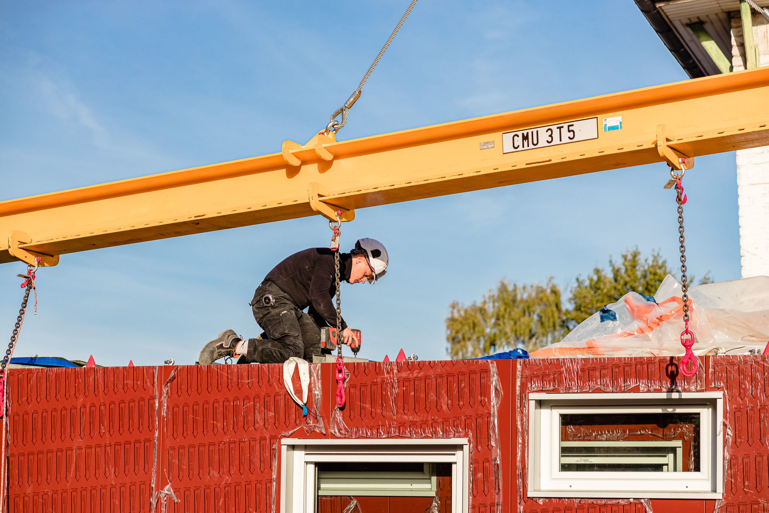 Retrofitt - worker on construction site - retrofitting wall 3